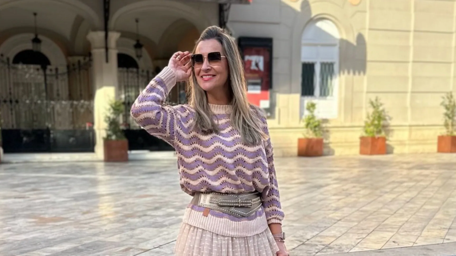 Isabel con jersey estampado en una plaza