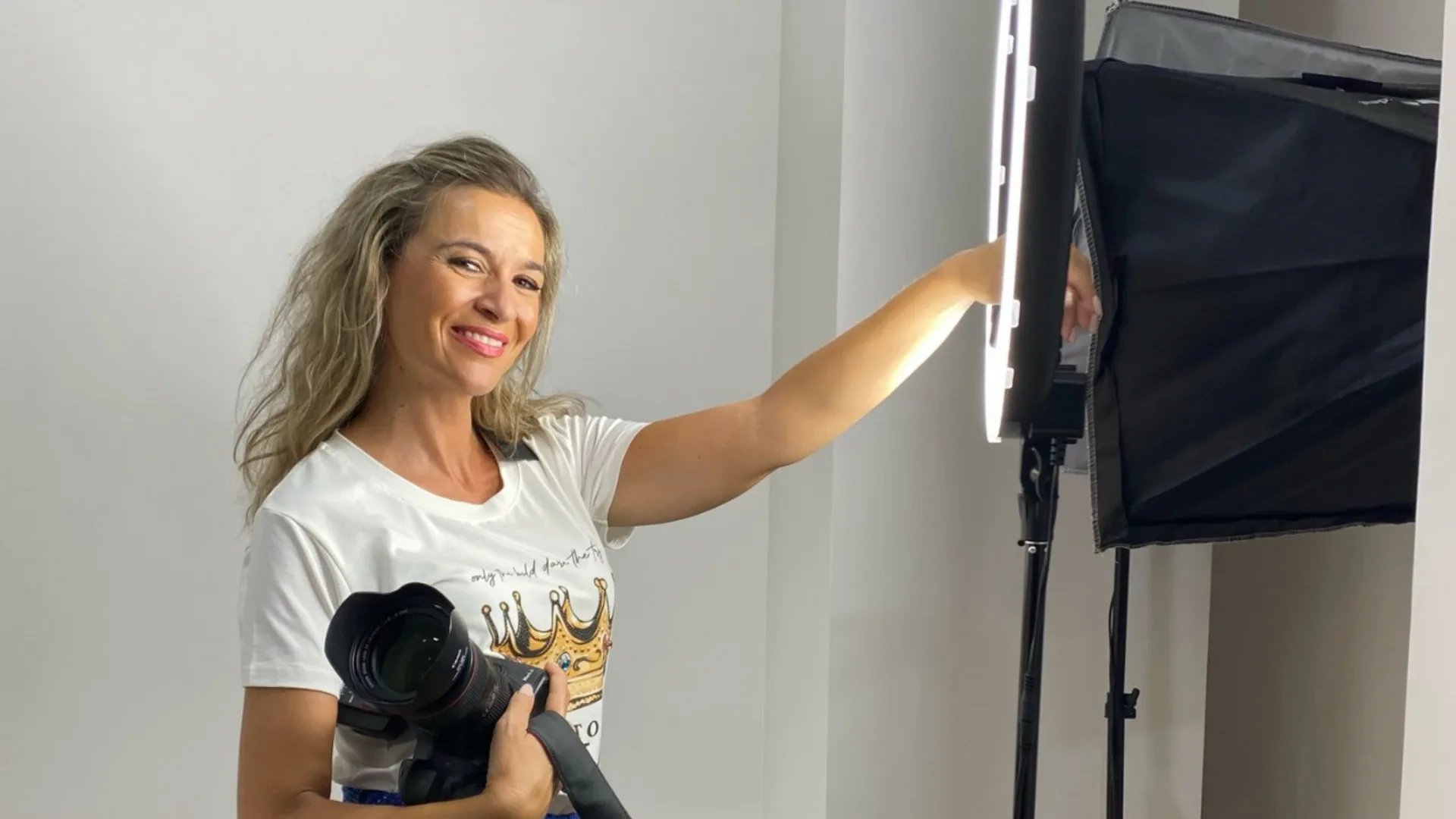 Isabel preparando una sesión de fotografía