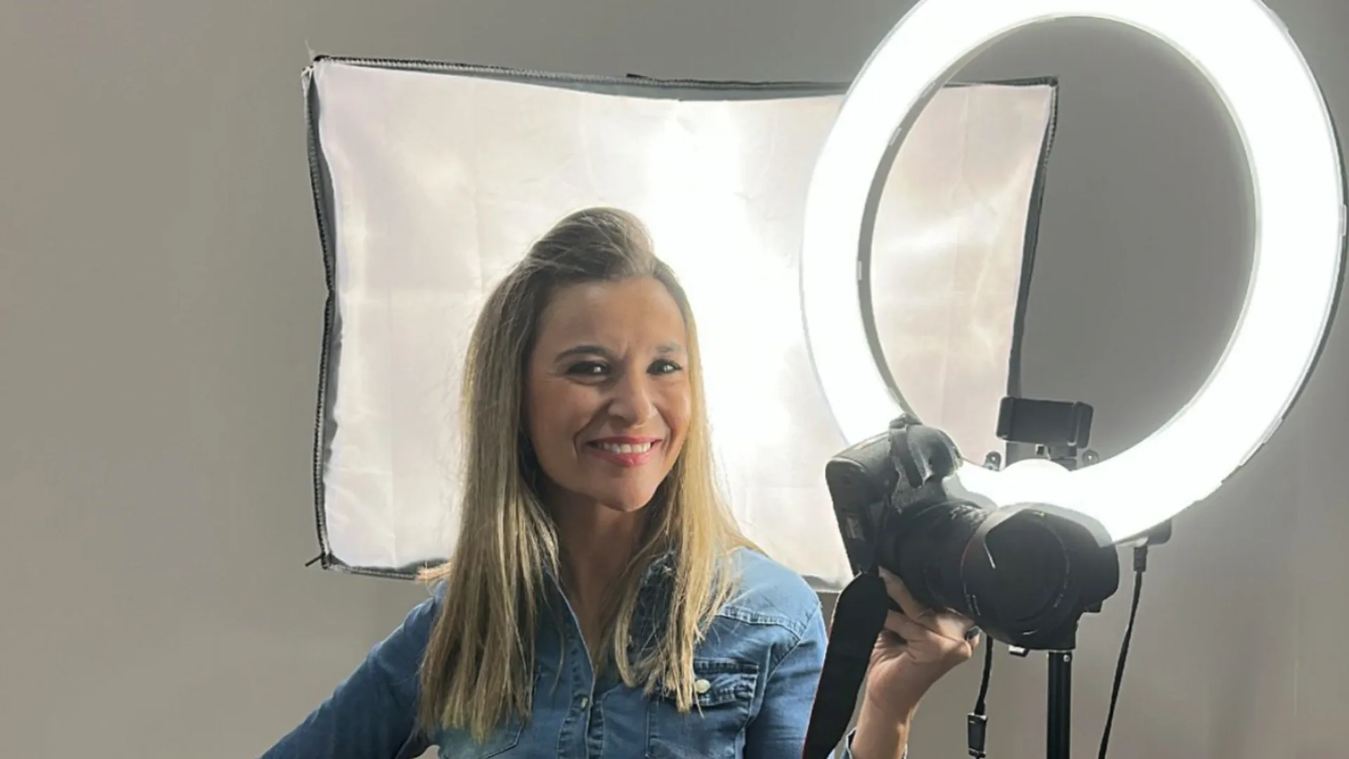 Isabel trabajando con su cámara de fotos